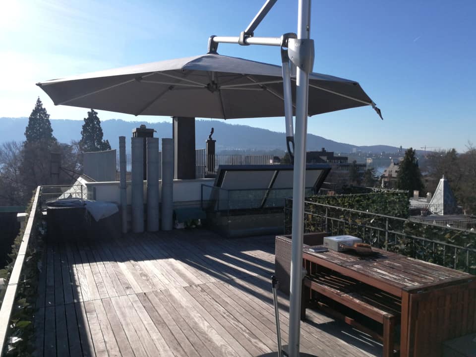 Sonnenschirm Glatz Sombrano rund und eckig auf Dachterrasse in Zürich Schweiz